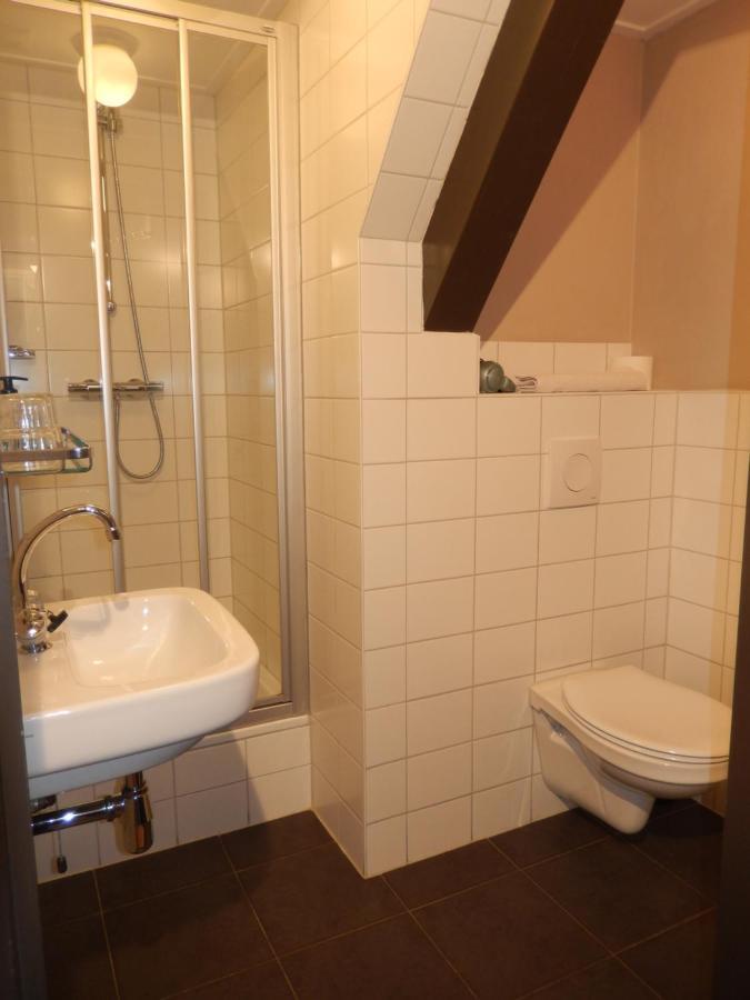 Kleine Tweepersoonskamer met 2 Aparte Bedden